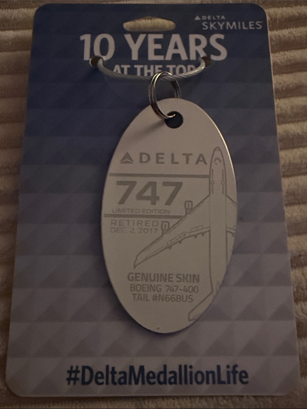 Delta White 747 Skin Limited Edition Diamond Medallion Tag - Picture 3 of 8